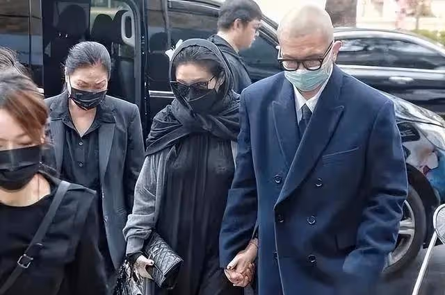 許雅鈞私生子出席葬禮,大S穿著引人注目,是否為轉移視線?