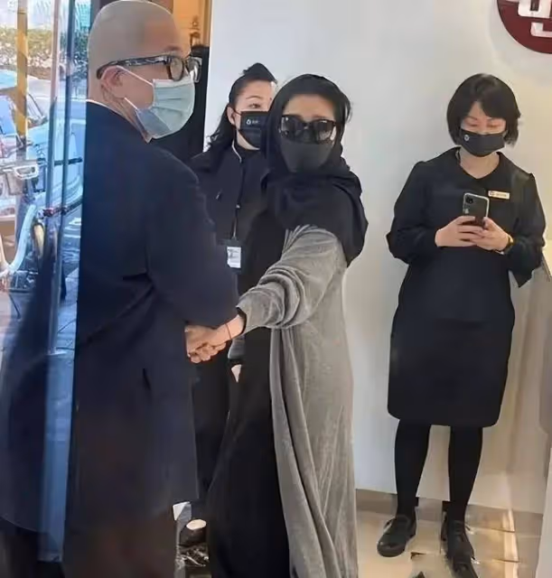 許雅鈞私生子出席葬禮,大S穿著引人注目,是否為轉移視線?