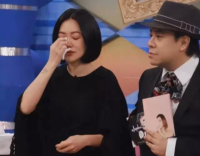 許雅鈞私生子出席葬禮,大S穿著引人注目,是否為轉移視線?