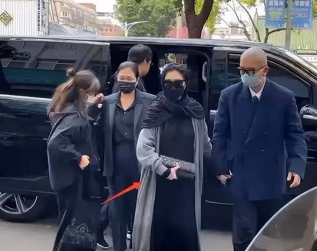 許雅鈞私生子出席葬禮,大S穿著引人注目,是否為轉移視線?