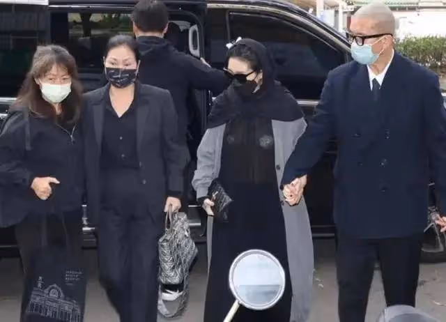 許雅鈞私生子出席葬禮,大S穿著引人注目,是否為轉移視線?