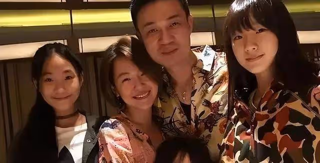 許雅鈞私生子出席葬禮,大S穿著引人注目,是否為轉移視線?