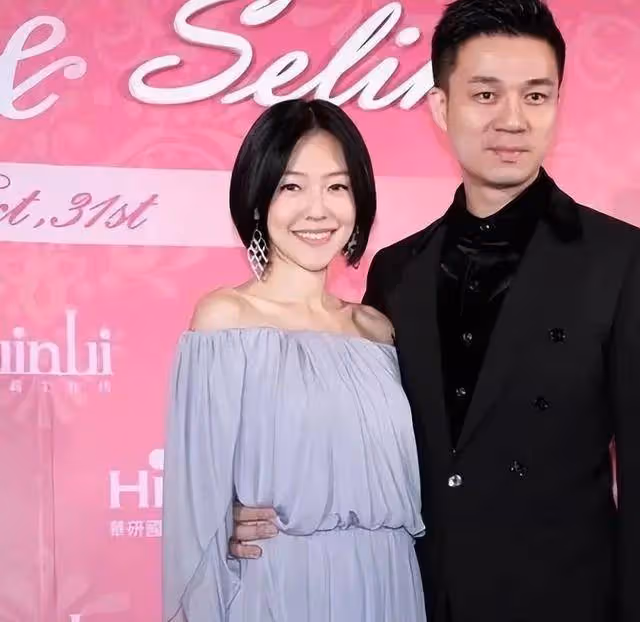 許雅鈞私生子出席葬禮,大S穿著引人注目,是否為轉移視線?