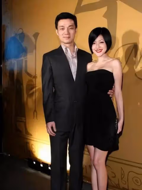 許雅鈞私生子出席葬禮,大S穿著引人注目,是否為轉移視線?