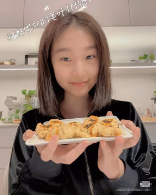 文愛馬女神節陪媽媽做核桃酥,15歲出落得亭亭玉立,五官長相似爸