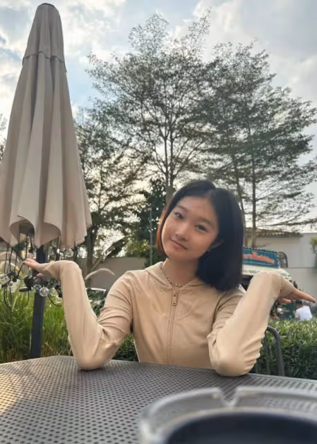 文愛馬女神節陪媽媽做核桃酥,15歲出落得亭亭玉立,五官長相似爸