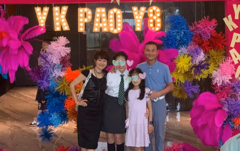 文愛馬女神節陪媽媽做核桃酥,15歲出落得亭亭玉立,五官長相似爸
