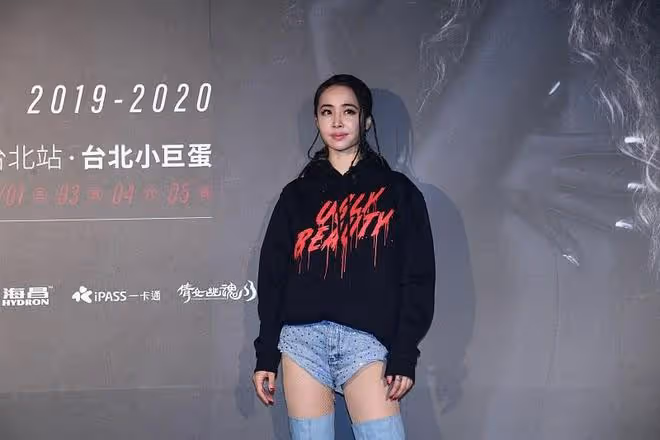 蔡依林的搭配「個人風格」好強,牛仔短褲配牛仔長筒靴,個性新潮
