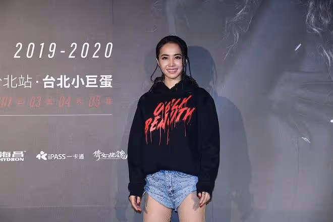 蔡依林的搭配「個人風格」好強,牛仔短褲配牛仔長筒靴,個性新潮