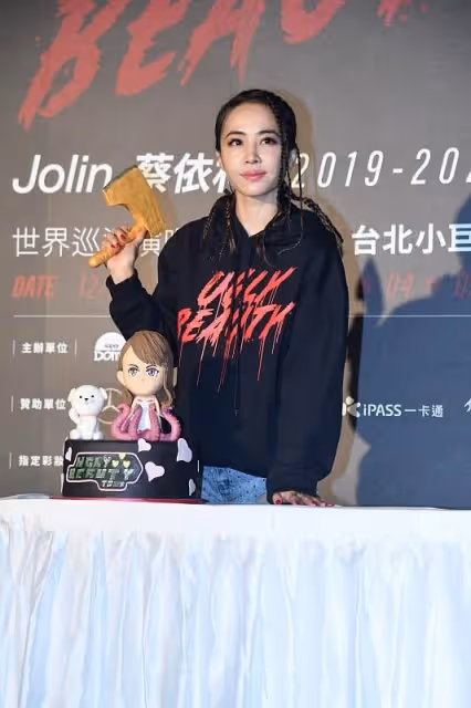 蔡依林的搭配「個人風格」好強,牛仔短褲配牛仔長筒靴,個性新潮