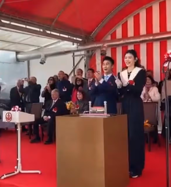 恭喜!奚夢瑤成賭王四房代言人,新船下水擲瓶,四太滿臉寵溺!