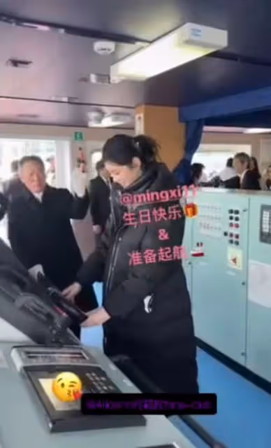 恭喜!奚夢瑤成賭王四房代言人,新船下水擲瓶,四太滿臉寵溺!