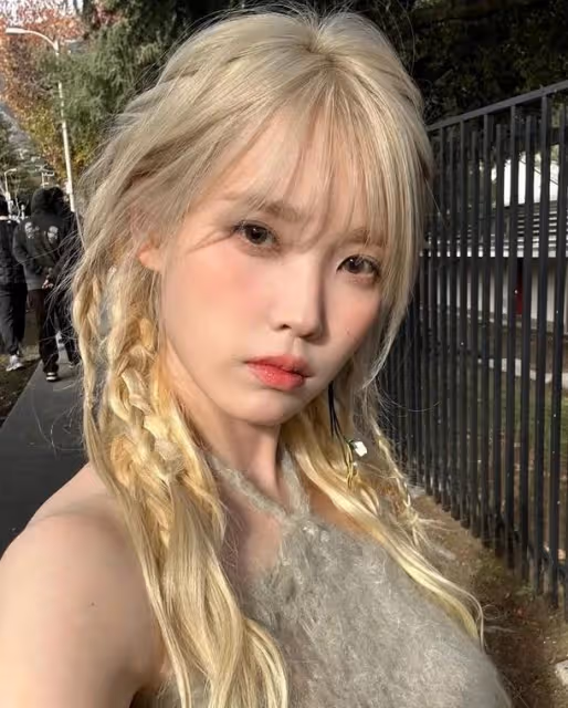 IU分享與演員湯唯合作的感想，她表示：我覺得她真的很酷