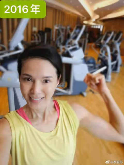 57歲李若彤公開多張健身舊照，11年過去狀態愈發好，越活越年輕