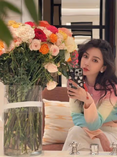 楊穎婦女節曬與兒子合照，7歲小海綿長高不少，母子同框超有愛