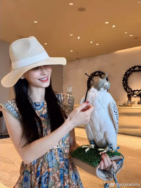 楊穎婦女節曬與兒子合照，7歲小海綿長高不少，母子同框超有愛