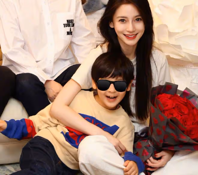 楊穎婦女節曬與兒子合照，7歲小海綿長高不少，母子同框超有愛
