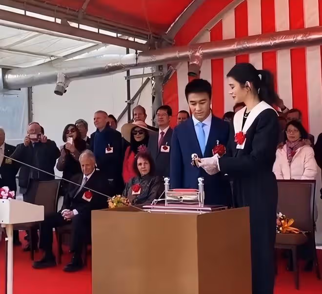 奚夢瑤35歲生日，婆婆送她一艘新船，全家為其舉辦下水禮儀