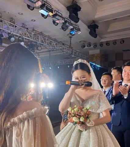 她哭什麼？湖南一伴娘看新郎新娘舉行婚禮儀式，忍不住流淚