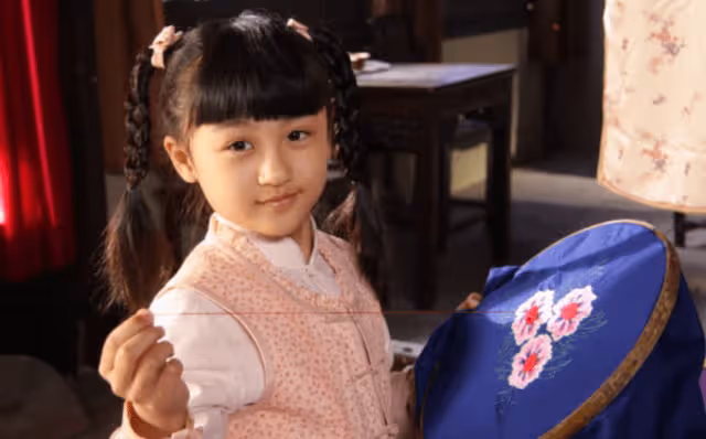 和成龍上節目爆紅！童星14歲被酸「長這樣還能演戲」　9年後「女大十八變」認了：不會再回演藝圈