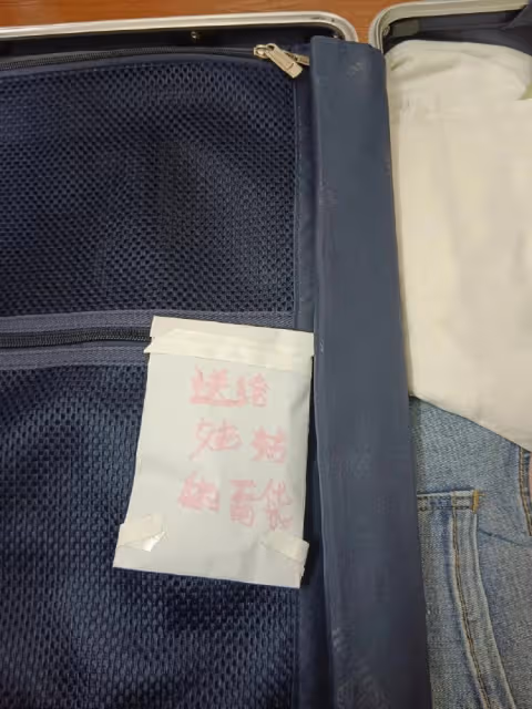返校後開行李箱「發現一個小驚喜」!拆開後她「崩潰痛哭」:我忍了好久…