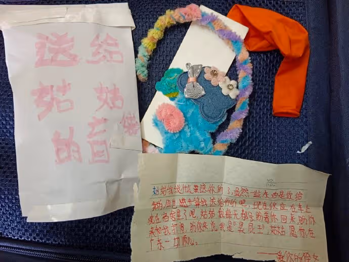 返校後開行李箱「發現一個小驚喜」!拆開後她「崩潰痛哭」:我忍了好久…