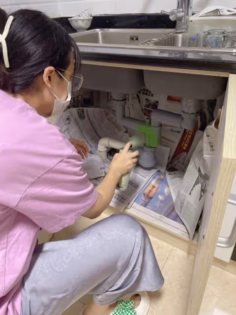 女友超會動手做!把灰色水管「畫成瑪利歐世界」繽紛又可愛 拿出馬桶吸盤放床邊「秒變看劇神器」
