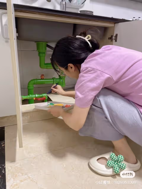 女友超會動手做!把灰色水管「畫成瑪利歐世界」繽紛又可愛 拿出馬桶吸盤放床邊「秒變看劇神器」