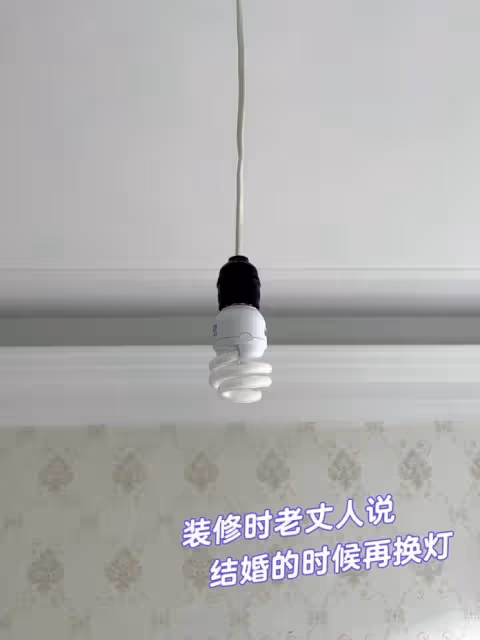 女友超會動手做!把灰色水管「畫成瑪利歐世界」繽紛又可愛 拿出馬桶吸盤放床邊「秒變看劇神器」