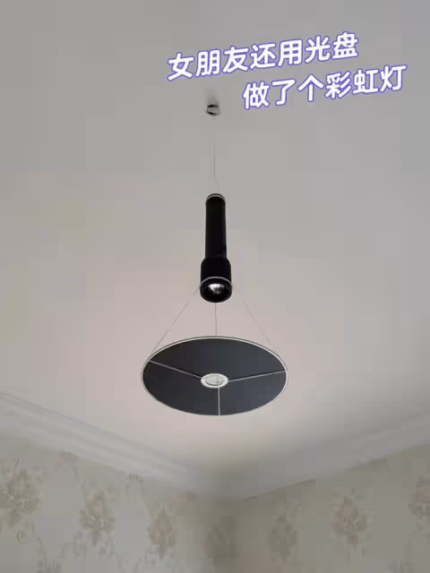 女友超會動手做!把灰色水管「畫成瑪利歐世界」繽紛又可愛 拿出馬桶吸盤放床邊「秒變看劇神器」