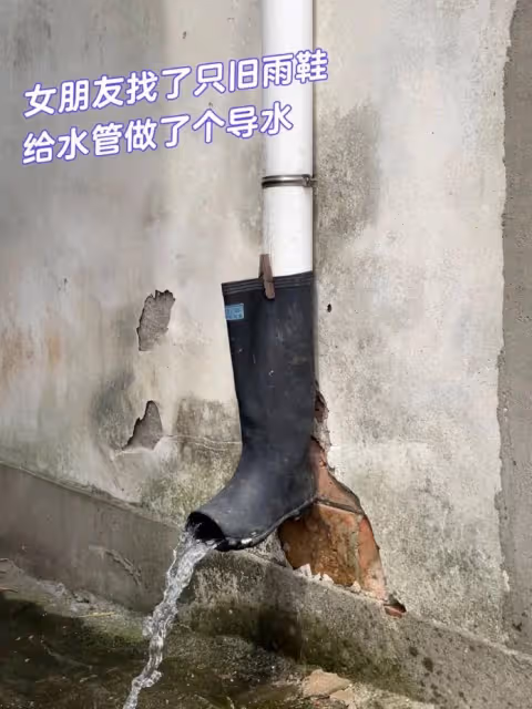 女友超會動手做!把灰色水管「畫成瑪利歐世界」繽紛又可愛 拿出馬桶吸盤放床邊「秒變看劇神器」