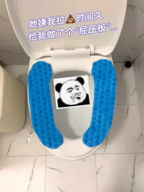 女友超會動手做!把灰色水管「畫成瑪利歐世界」繽紛又可愛 拿出馬桶吸盤放床邊「秒變看劇神器」