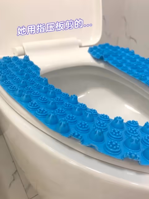 女友超會動手做!把灰色水管「畫成瑪利歐世界」繽紛又可愛 拿出馬桶吸盤放床邊「秒變看劇神器」