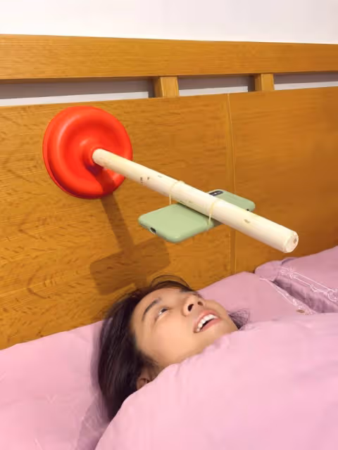 女友超會動手做!把灰色水管「畫成瑪利歐世界」繽紛又可愛 拿出馬桶吸盤放床邊「秒變看劇神器」