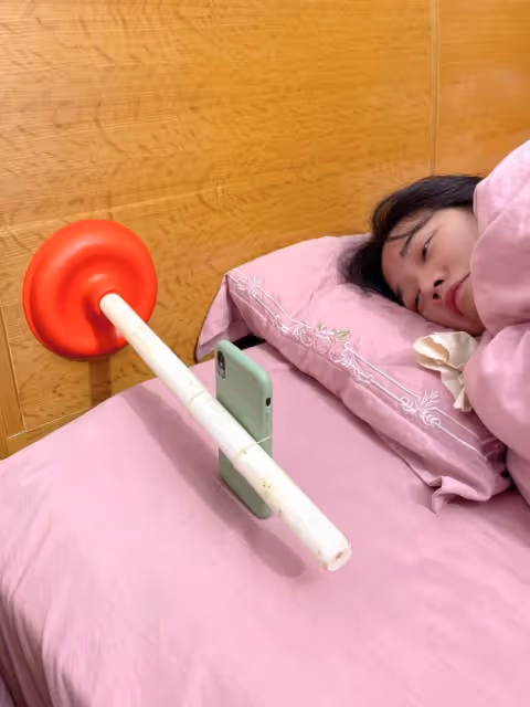女友超會動手做!把灰色水管「畫成瑪利歐世界」繽紛又可愛 拿出馬桶吸盤放床邊「秒變看劇神器」