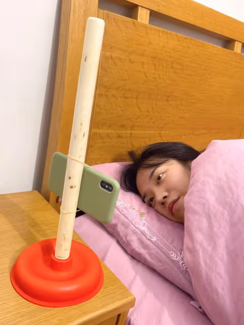 女友超會動手做!把灰色水管「畫成瑪利歐世界」繽紛又可愛 拿出馬桶吸盤放床邊「秒變看劇神器」