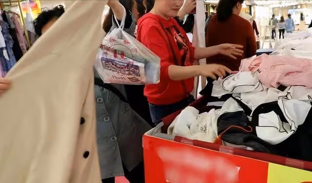 衣服好貴買不下手!內行人教你「說出2句話」砍價 老闆一聽「絕對不敢開高價」:打造雙贏局面