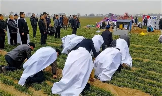 母親去世,我取下給她買的全套首飾送給大嫂,二嫂當場坐不住了