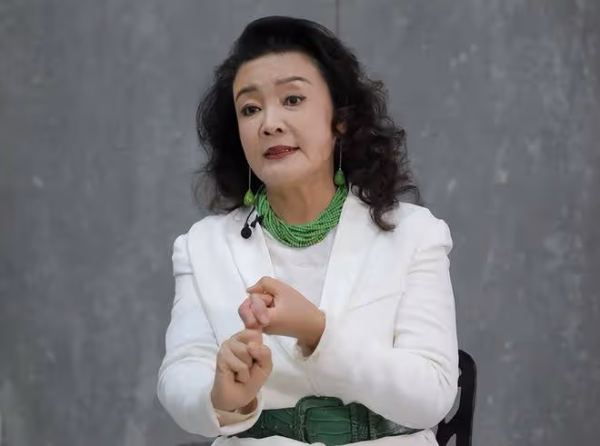 張蘭直播模仿大S穿搭惹眾怒,回應時又矢口否認,引髮網友熱議!