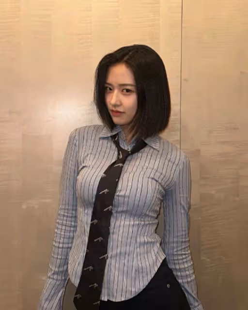 韓國知名女星，造型帥氣引發熱議，網友們紛紛表示，領帶好漂亮