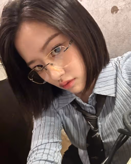 韓國知名女星，造型帥氣引發熱議，網友們紛紛表示，領帶好漂亮