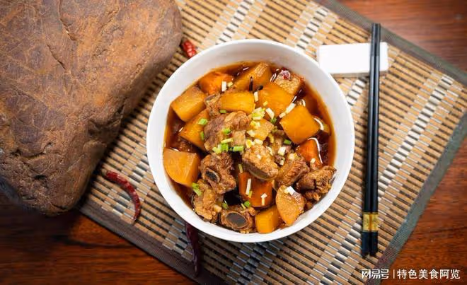 家常土豆燉排骨,鮮嫩入味,暖心美食!