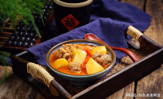 家常土豆燉排骨,鮮嫩入味,暖心美食!