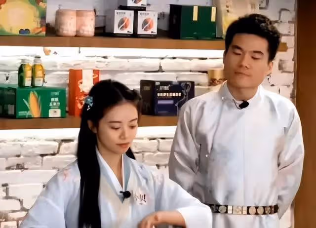 小貝喊話董宇輝:女神節為何不給我們放假半天?董宇輝回復超搞笑