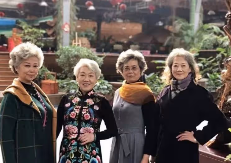 女人老了,儘量別留長發、燙小卷!推薦這3種髮型,更減齡顯年輕