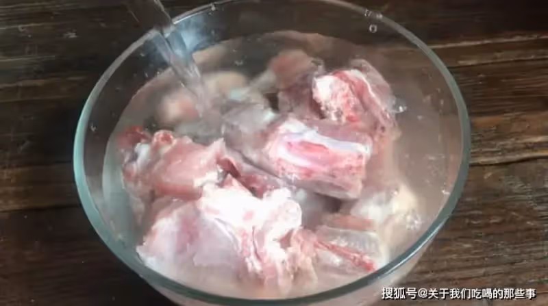 燉排骨時,有人先焯水,有人直接燉,大廚:全都不對,教你正確做法