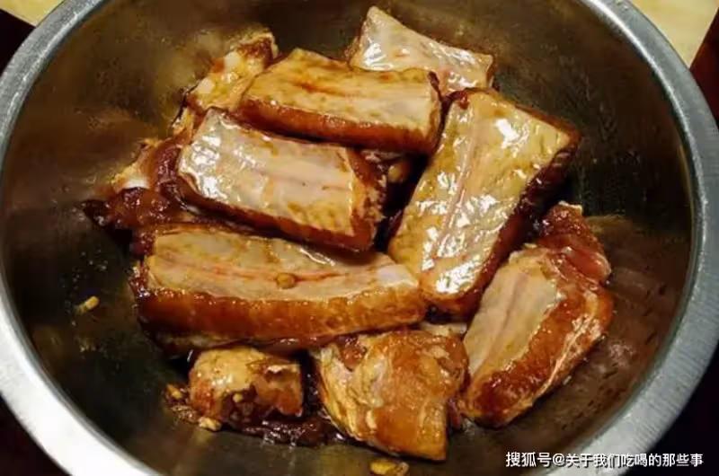 燉排骨時,有人先焯水,有人直接燉,大廚:全都不對,教你正確做法