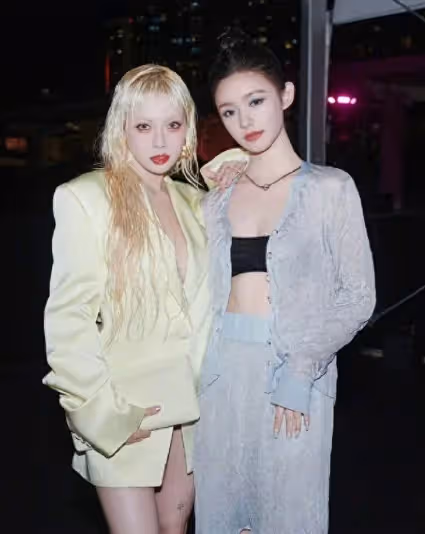 看了她們的合照,才知道「中式美女」與「韓式美女」的差別