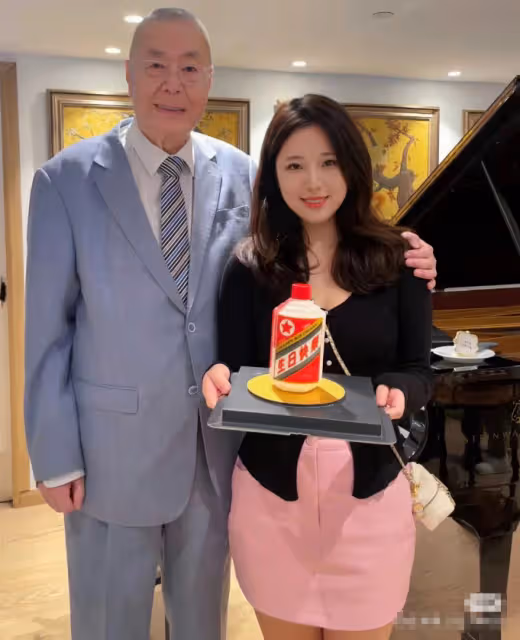 劉詩昆豪宅辦85歲生日宴,懷抱3歲貝貝吹蠟燭,孫穎喝紅酒顯微醺