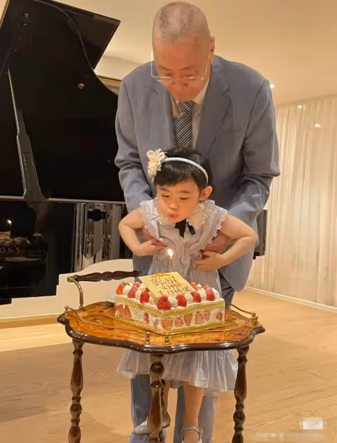 劉詩昆豪宅辦85歲生日宴,懷抱3歲貝貝吹蠟燭,孫穎喝紅酒顯微醺
